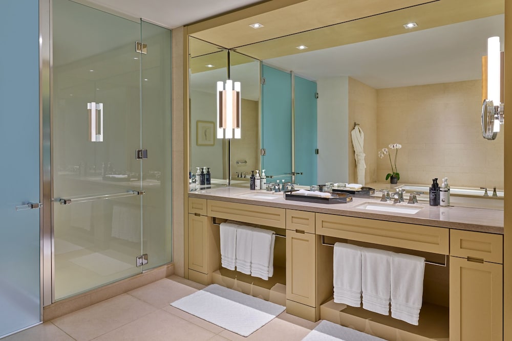 St Regis, Suite, 1 Bedroom - Photo 4