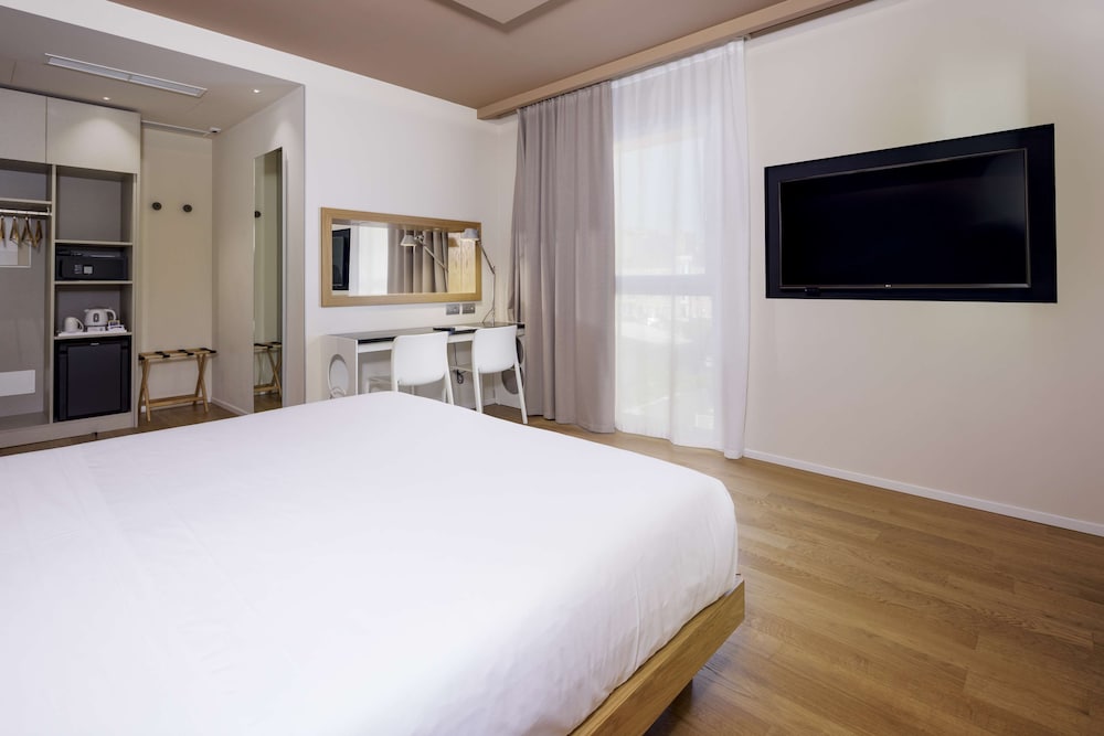 Superior Room, 1 Queen Bed - Photo 24