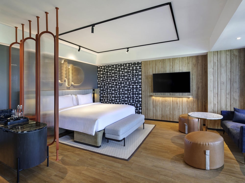 Comfort Suite, 1 King Bed, Ocean View (TRIBE XL)