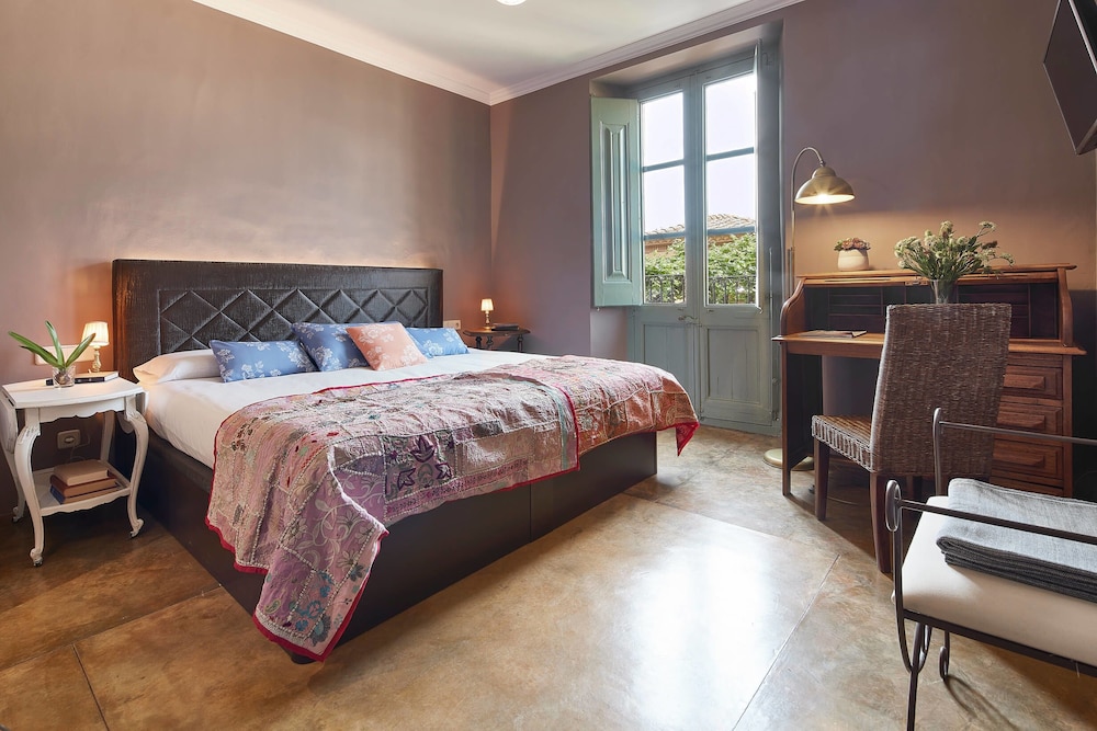 Deluxe Double Room, 1 King Bed, Private Bathroom, Mountain View photo 3