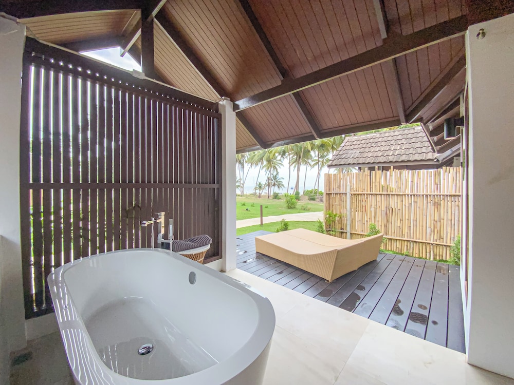 Sea View Villa with Bathtub - Photo 12