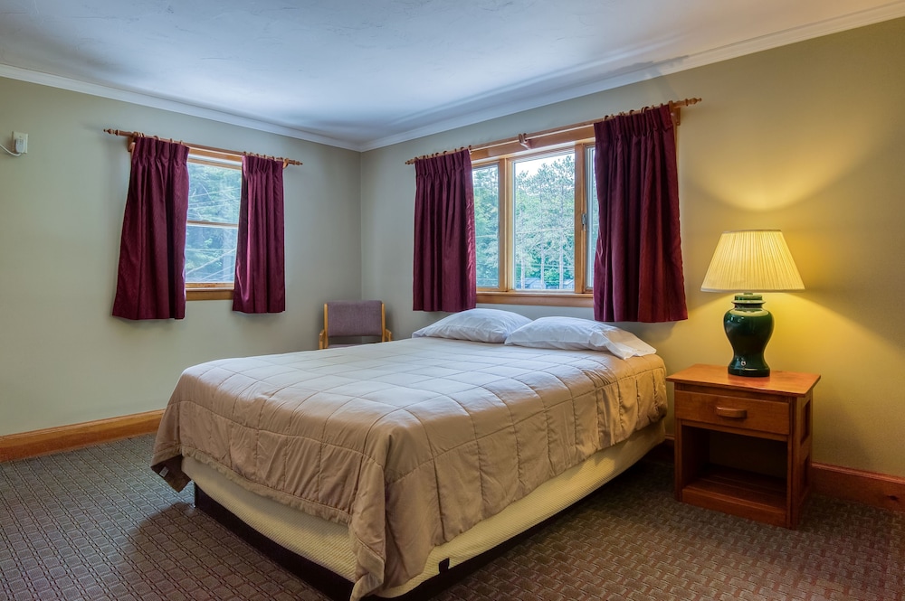Tecumseh One Queen Room photo 2