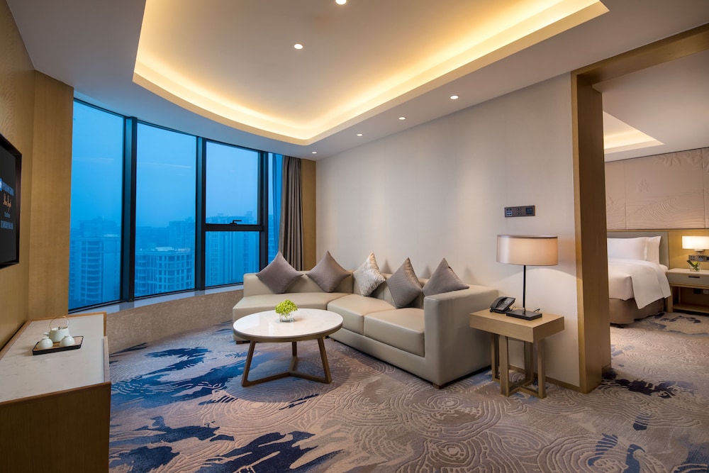 Deluxe Suite, 1 King Bed, Non Smoking, City View