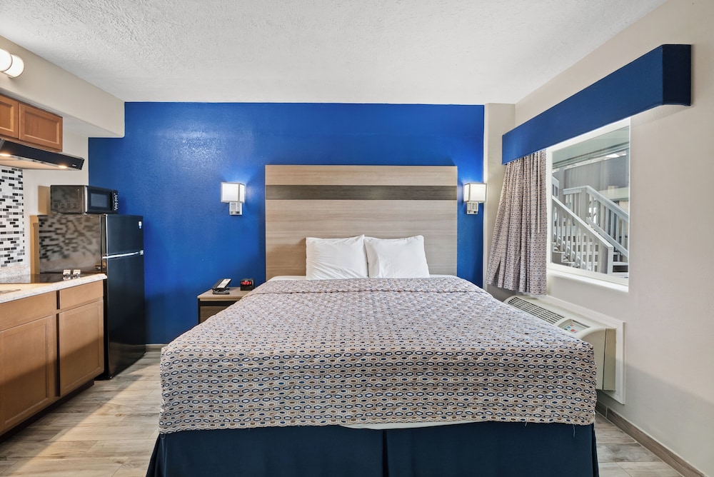 Standard Room, 1 King Bed, Mobility Accessible, Kitchenette - Photo 5