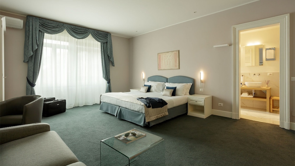 Junior Room, Hot Tub, Partial Lake View