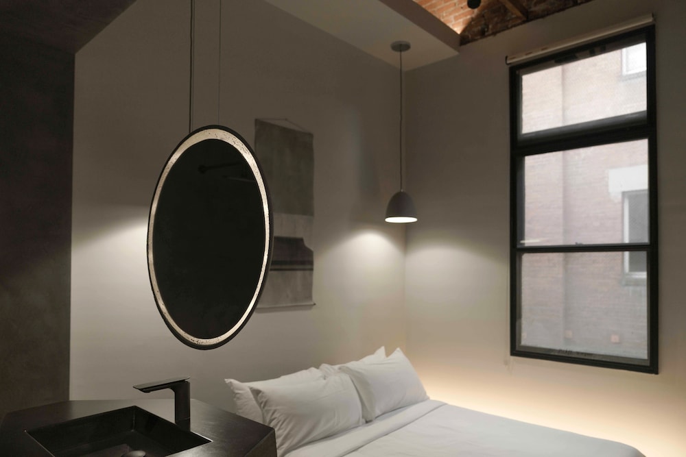 Standard Room thumbnail 6