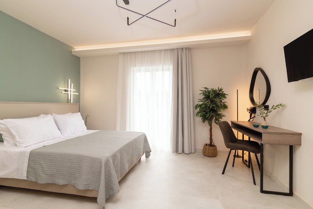 Deluxe Triple Room, Pool View photo 1