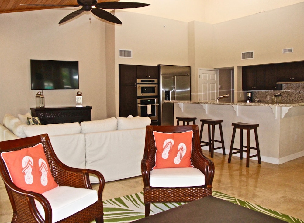 Luxury Villa, 2 Bedrooms, Kitchen, Poolside