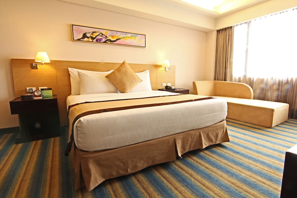 Executive Suite, 1 King Bed, Non Smoking, Bathtub, photo 6