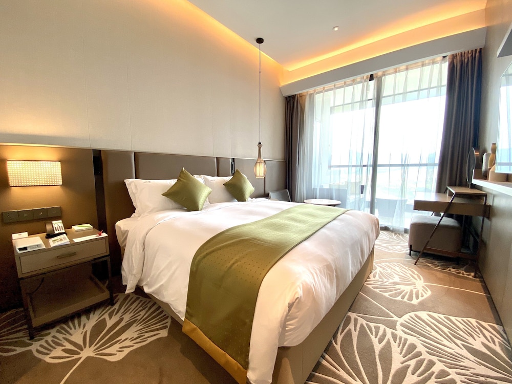 Suite, 1 King Bed, Lake View - Photo 2