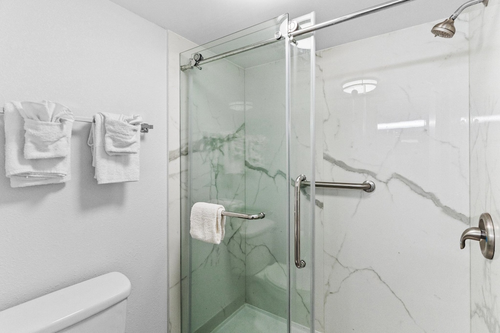 Standard Room, Multiple Beds, Non Smoking, Kitchenette - Photo 9