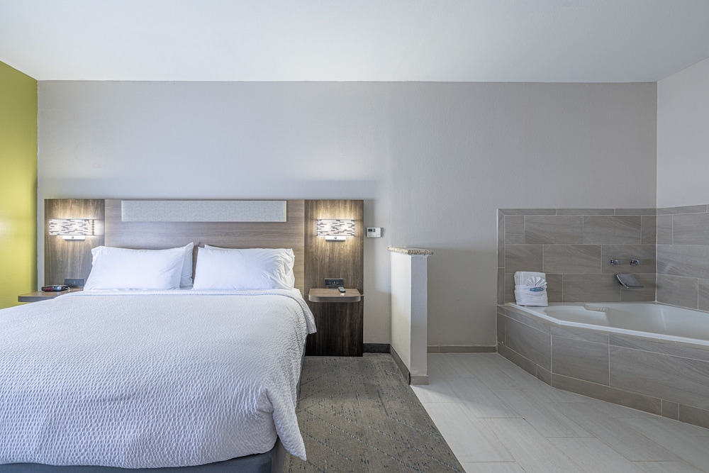 Suite, 1 Bedroom, Jetted Tub - Photo 4