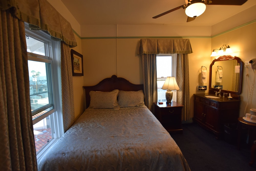 Premium Double Room, 1 Queen Bed, Partial Sea View (1 Queen- Ocean View) photo 3