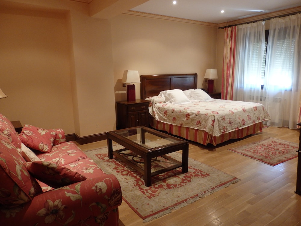 Suite - Photo 1