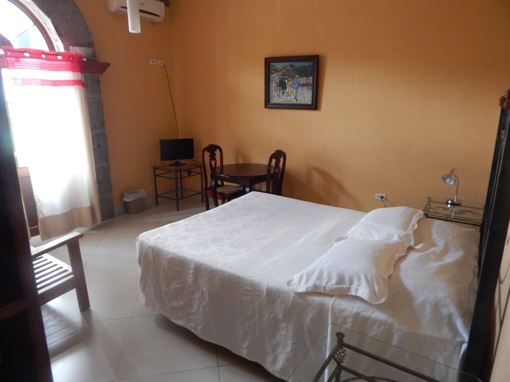 Deluxe Room, 1 Queen Bed, Non Smoking photo 1