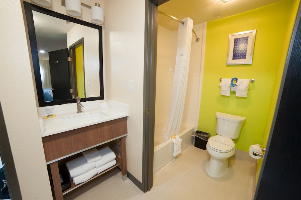 Standard Room, 2 Queen Beds - Photo 2