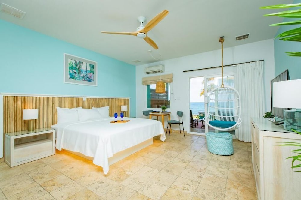 Superior Room, 1 King Bed, Kitchenette, Oceanfront