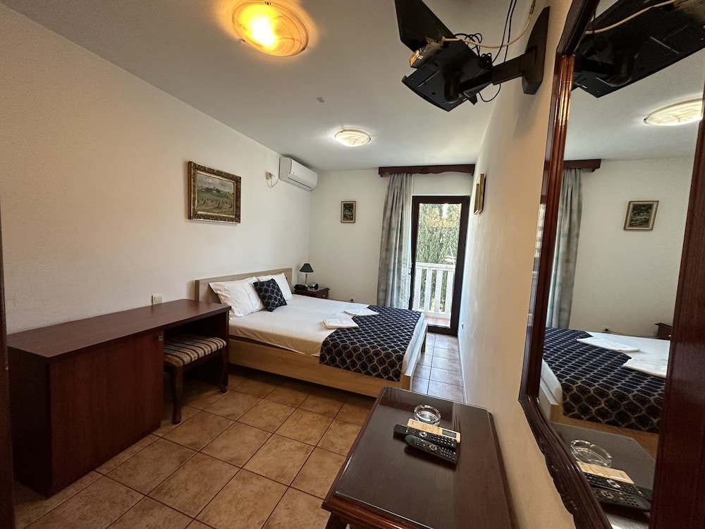 Classic Triple Room, City View