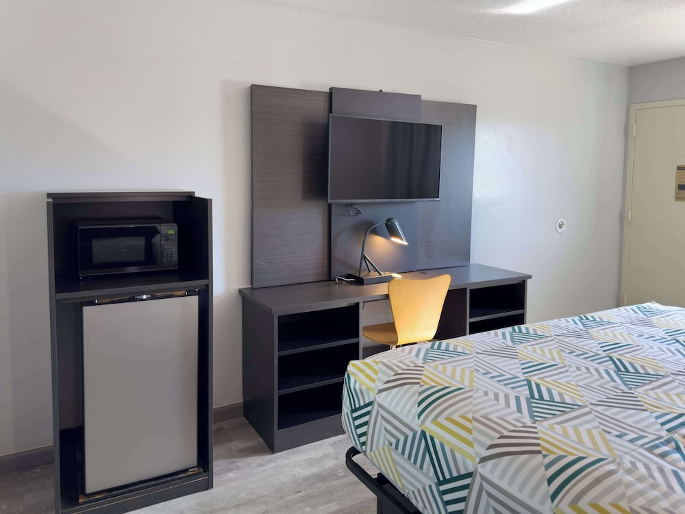 Standard Room, 1 King Bed, Non Smoking, Refrigerator & Microwave photo 1