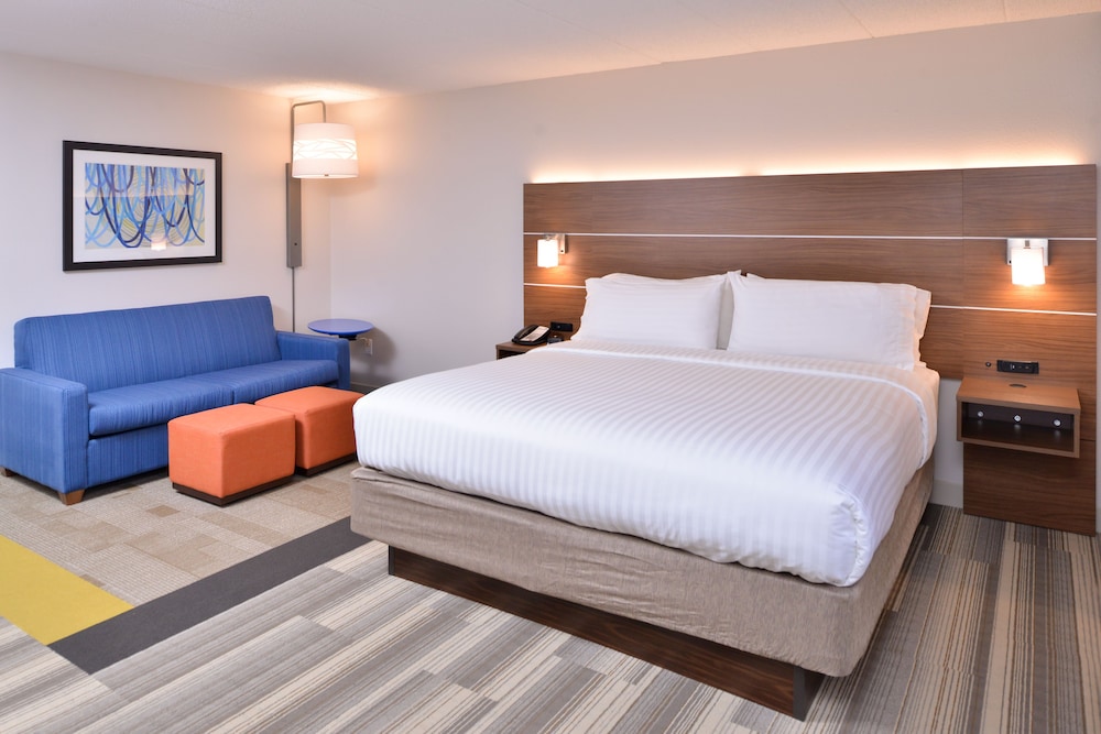 Suite, 1 King Bed - Photo 2