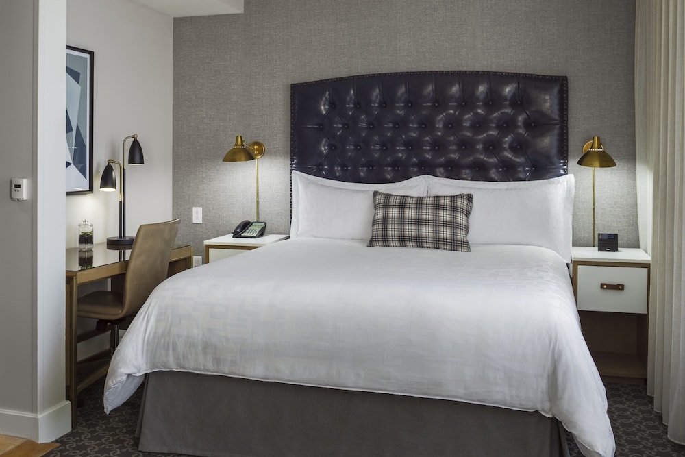 One Bedroom Suite, 1 King Bed - Photo 4