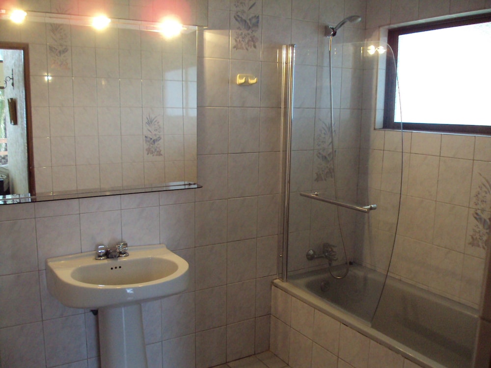 House, 4 Bedrooms photo 2