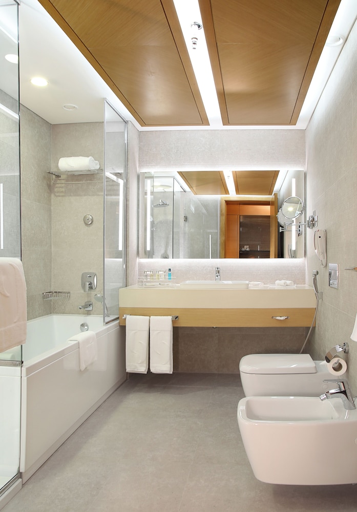 Grand 1-bedroom Suite - Complimentary Luxury Transfers to Jumeirah Beach and Mall of Emirates