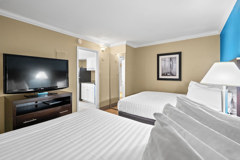 3 Queen Beds, Pool View (Efficiency), Non-Smoking - Photo 5