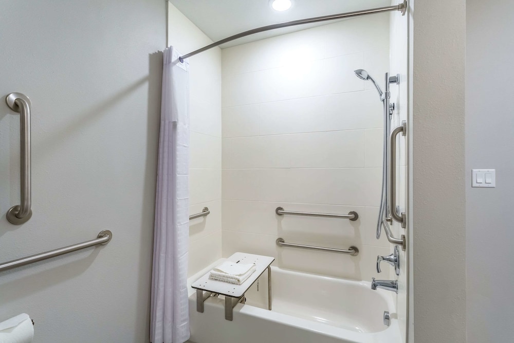 Suite, 1 King Bed with Sofa bed, Accessible, Non Smoking photo 3