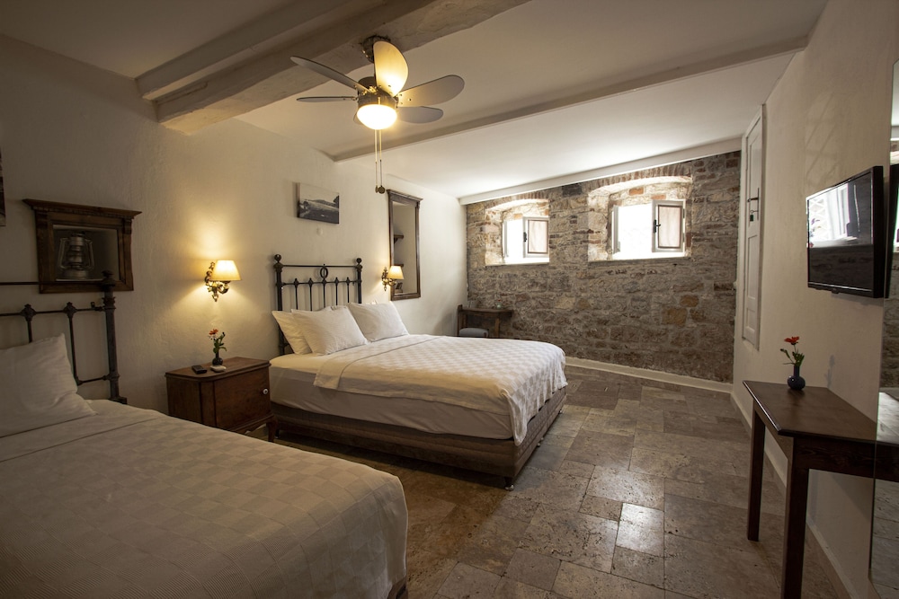 Standard Triple Room - Photo 1