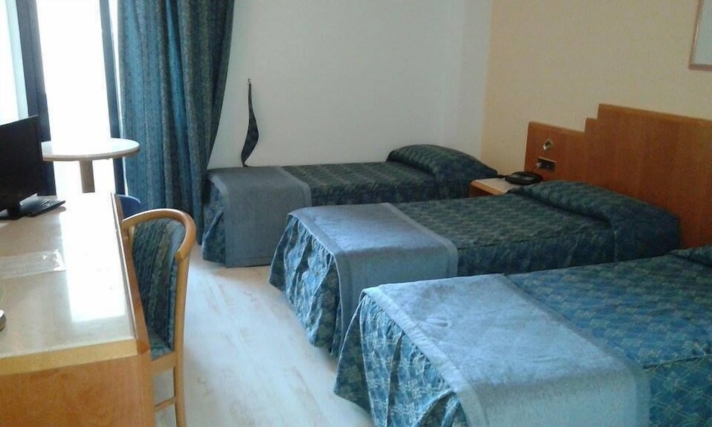Standard Triple Room photo 2