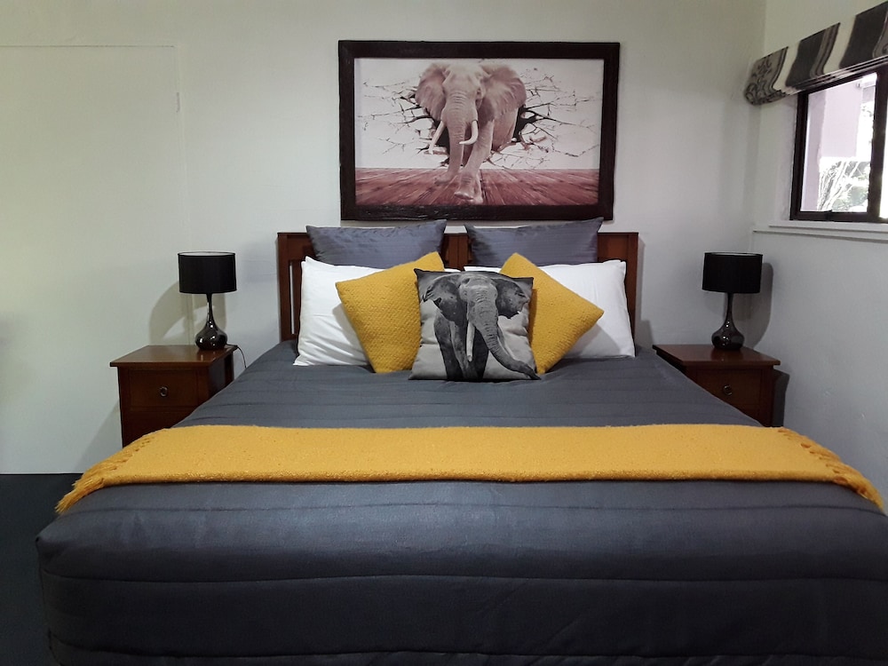 Signature Studio Suite, Fireplace, Garden Area (Elephants) photo 1