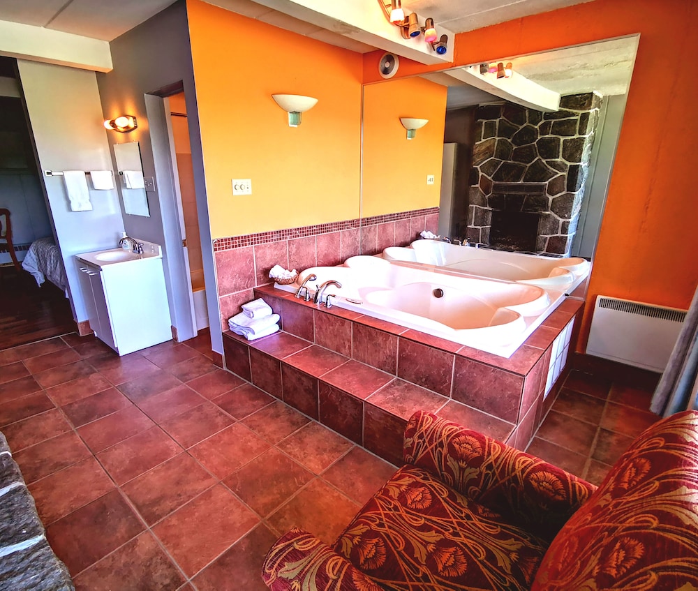 Superior Room, 1 Queen Bed, Kitchenette, Mountain View (Hot Tub & Fireplace)