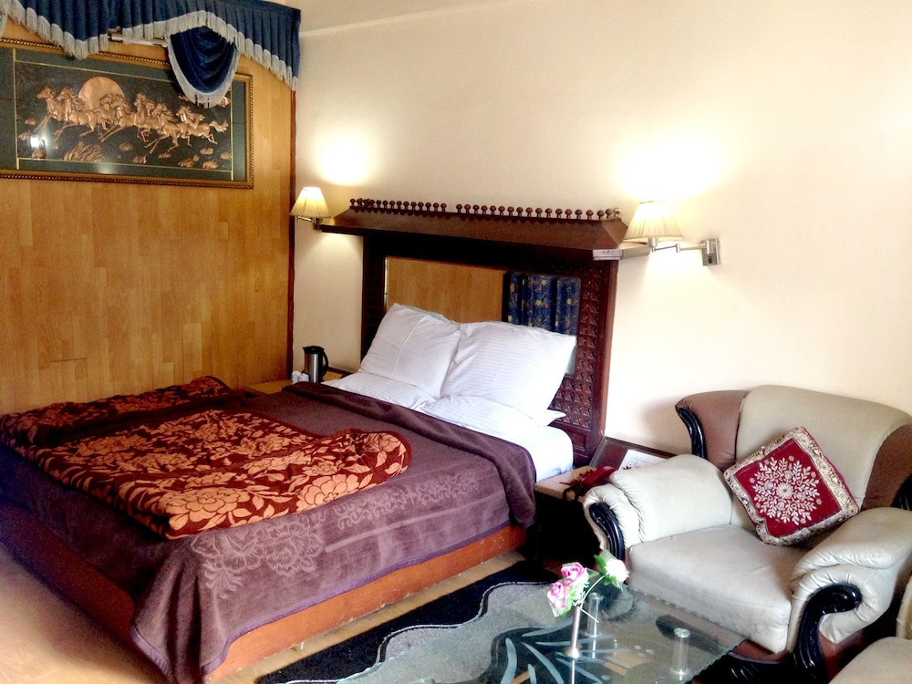 Deluxe Double Room, 1 King Bed, Smoking, Garden View