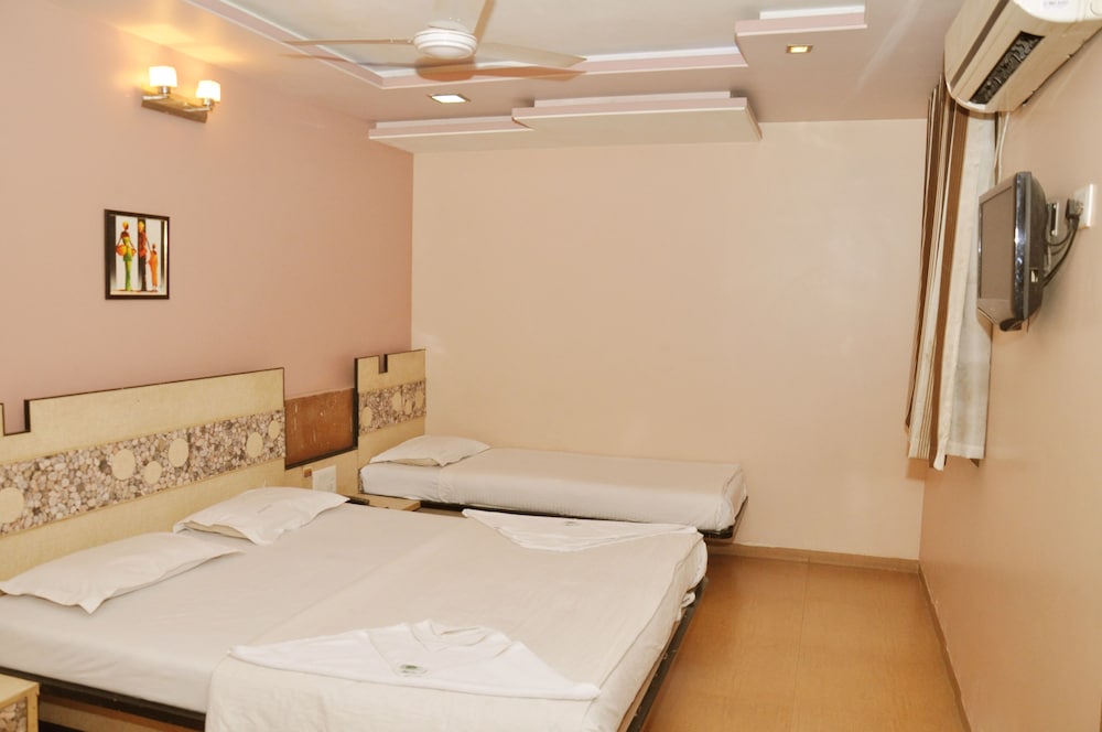 Deluxe Triple Bed A/C Room photo 2