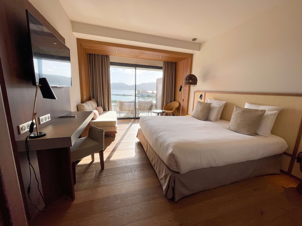 Deluxe Room, 1 King Bed, Balcony, Sea View - Photo 7