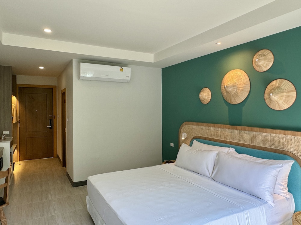 Panoramic Room, 1 King Bed, Mountain View - Photo 5