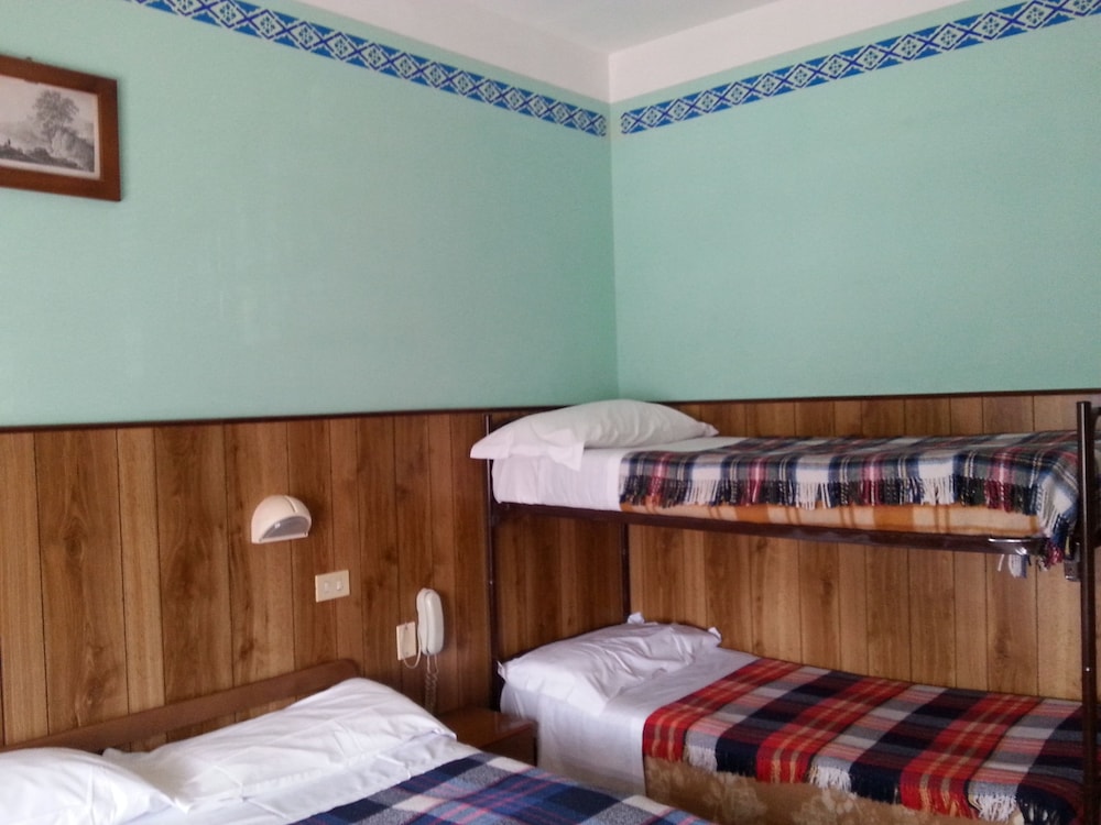 Basic Double Room, Multiple Beds photo 2