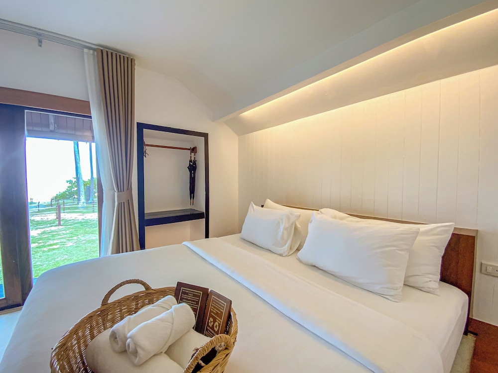 Beach Front Villa with Bathtub - Photo 11
