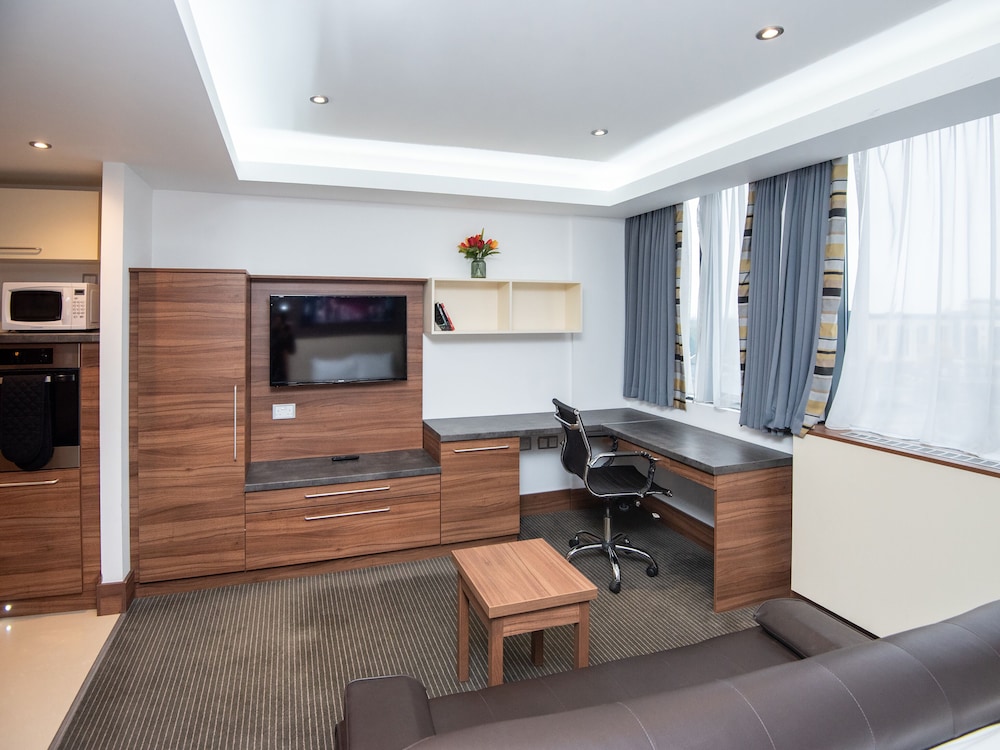 Deluxe Studio Suite, 1 King Bed photo 3