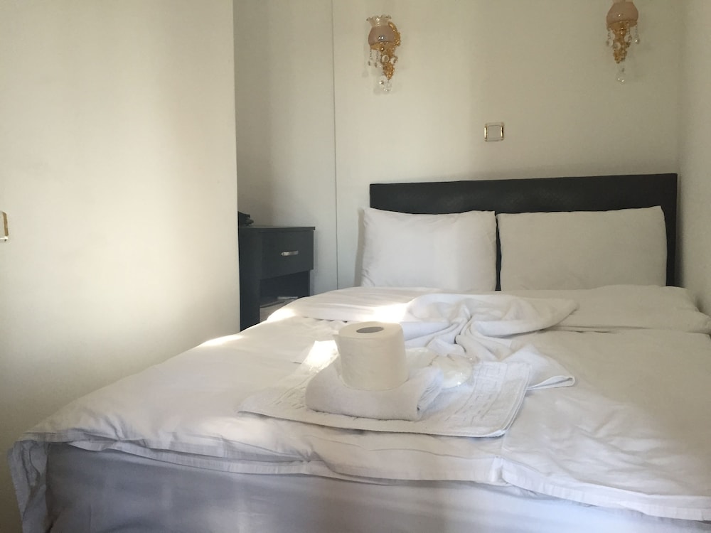 Economy Double or Twin Room (Basement Floor) photo 2