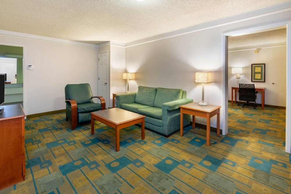 Suite, 1 King Bed, Non Smoking (One Bedroom) - Photo 1