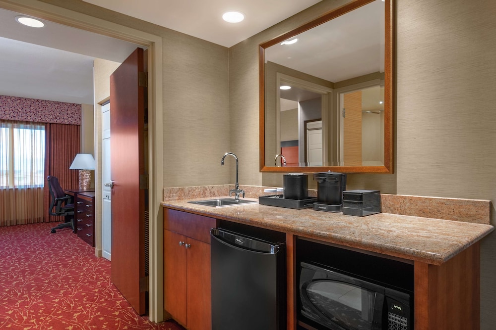 Premium Suite, 1 King Bed, Non Smoking, Mountain View - Photo 5