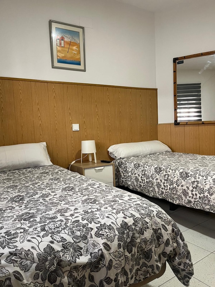 Twin Room with shared Bathroom photo 3