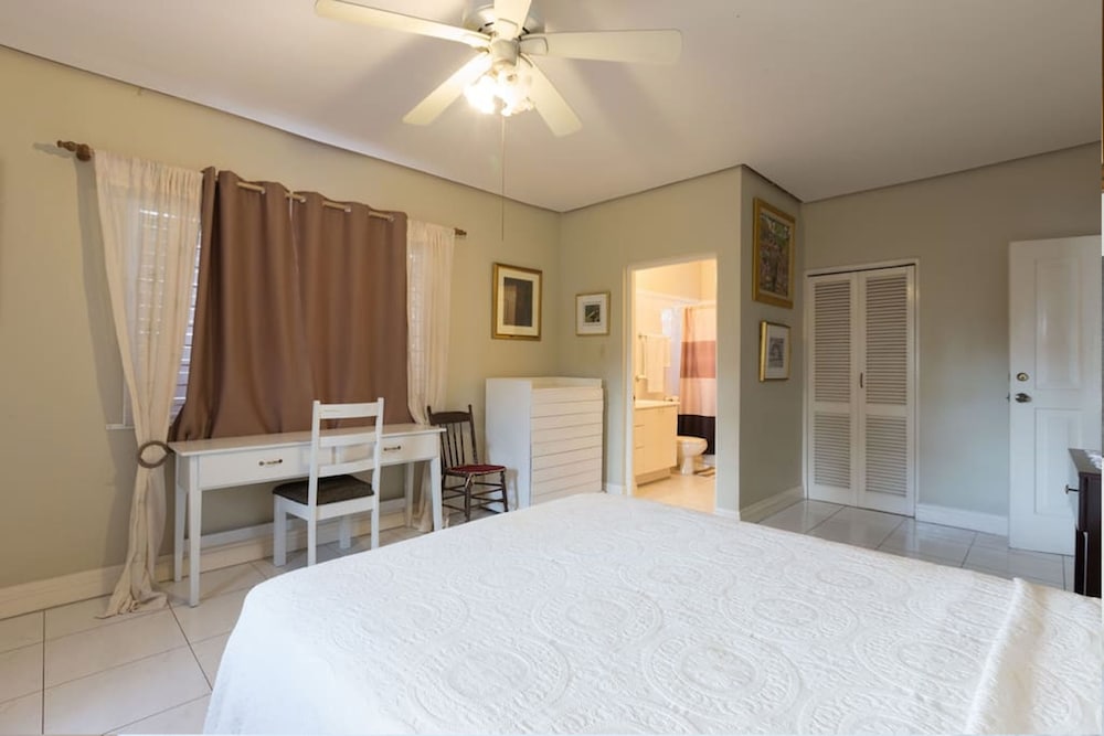 Comfort Room, 1 Queen Bed photo 2