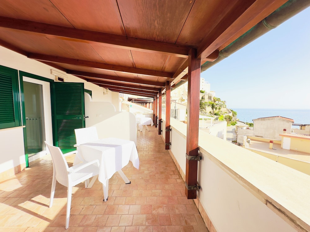 Panoramic Penthouse, Patio, Sea View