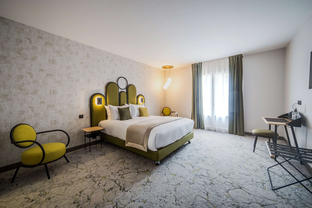 Junior Suite, 1 Queen Bed, Non Smoking (Extra bed on request) - Photo 2