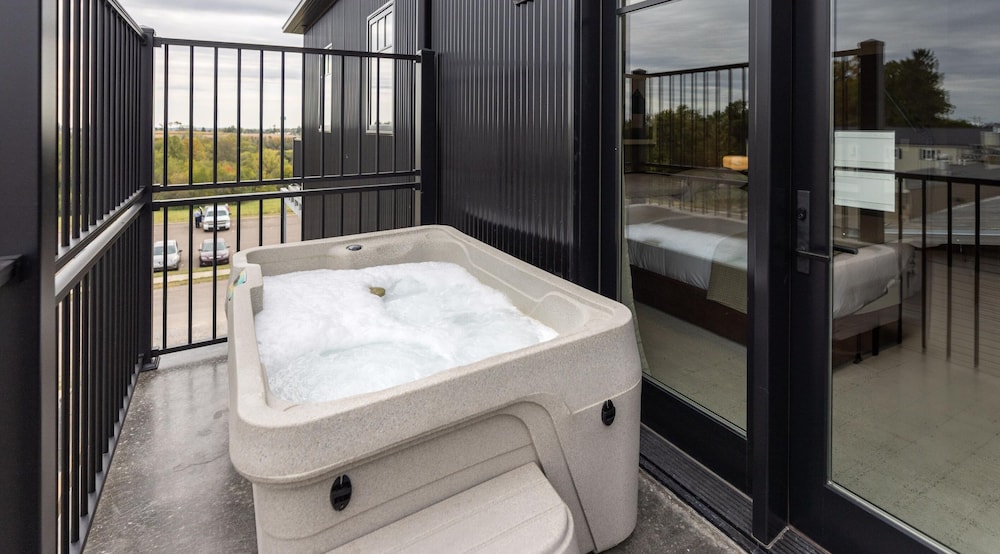 Exclusive Suite, 1 King Bed, Hot Tub - Photo 13