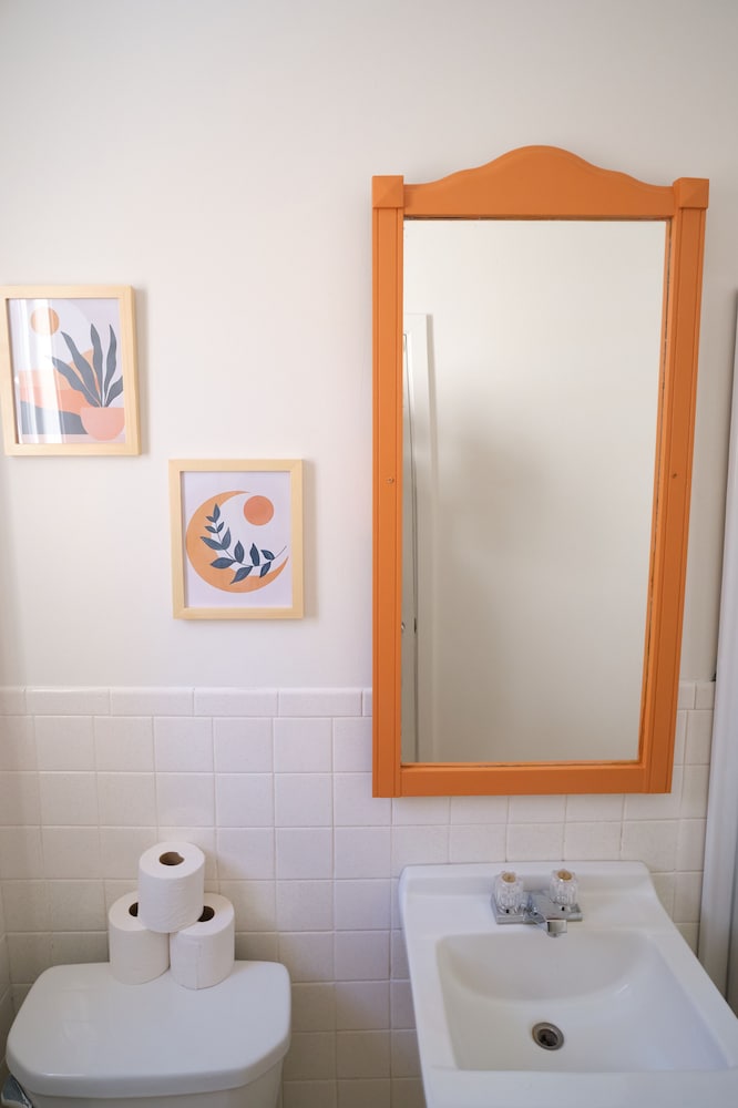 Room, 1 Queen Bed, Private Bathroom 202 photo 2