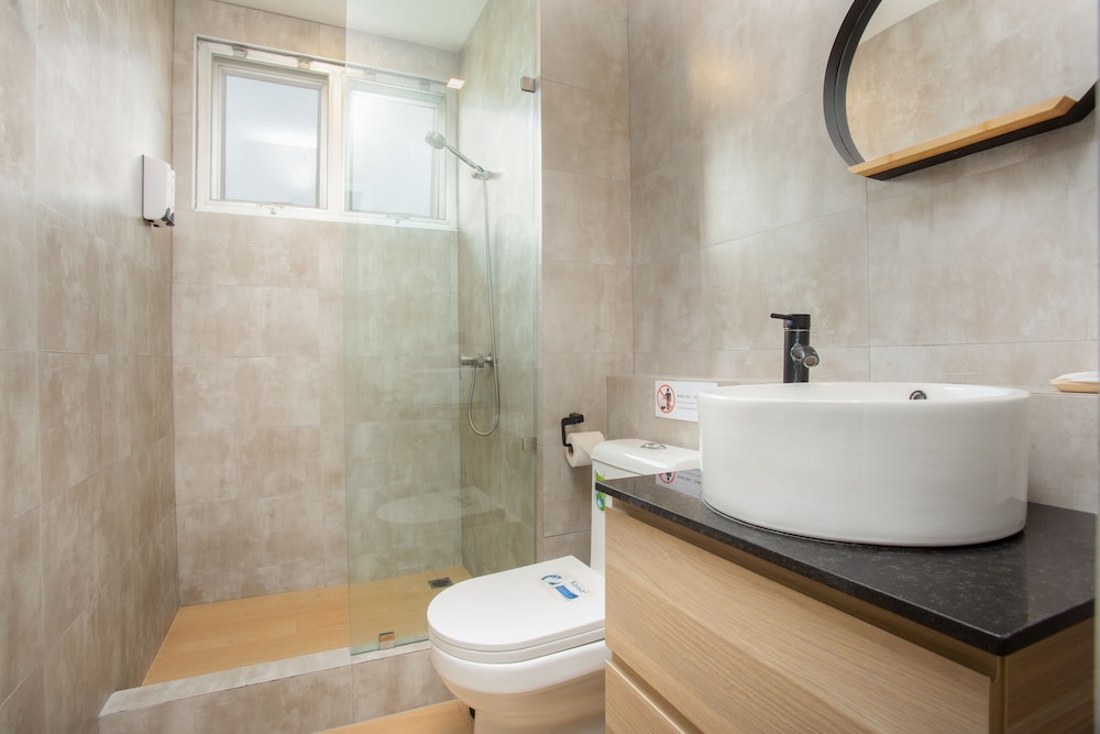 Two Bedroom Balcony Apartment - Photo 4